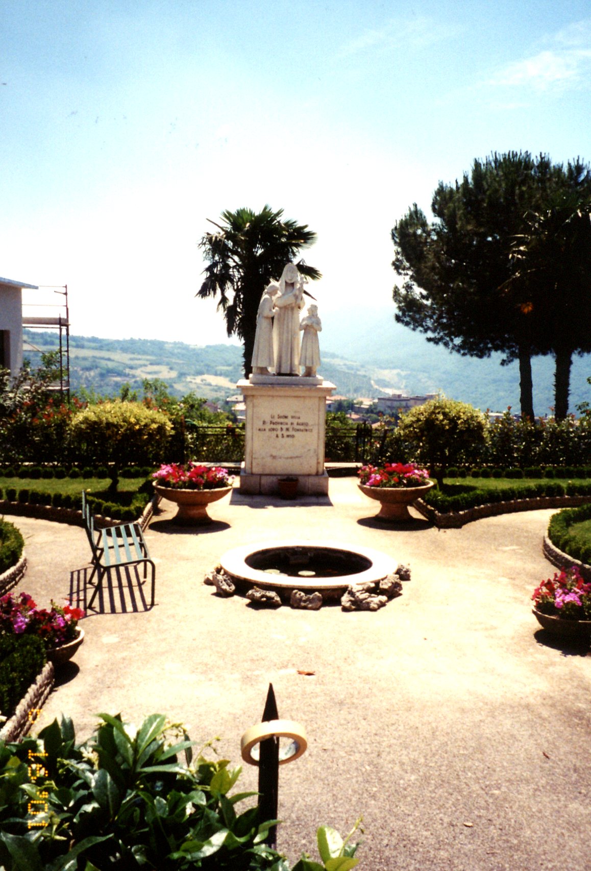 statue